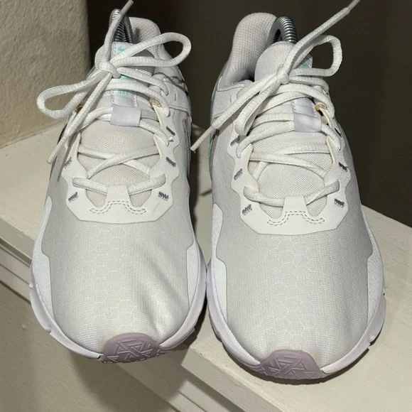 Wmns Nike Legend Essential 2 / White Green Glow  / CQ9545 100 / Great Shape Sz 8 - Picture 6 of 9